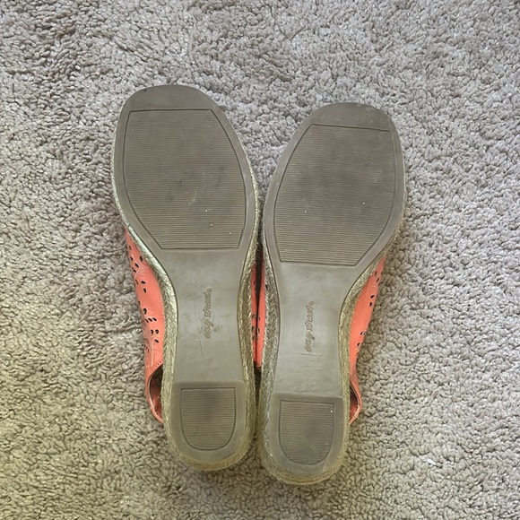 Easy street open toe sandal. - Picture 3 of 3